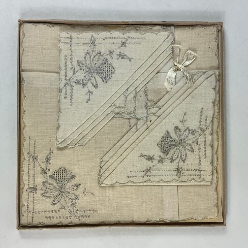 Vintage Handkerchief Gift Set Floral Embroidered Linen in Decorative Box 8.5"